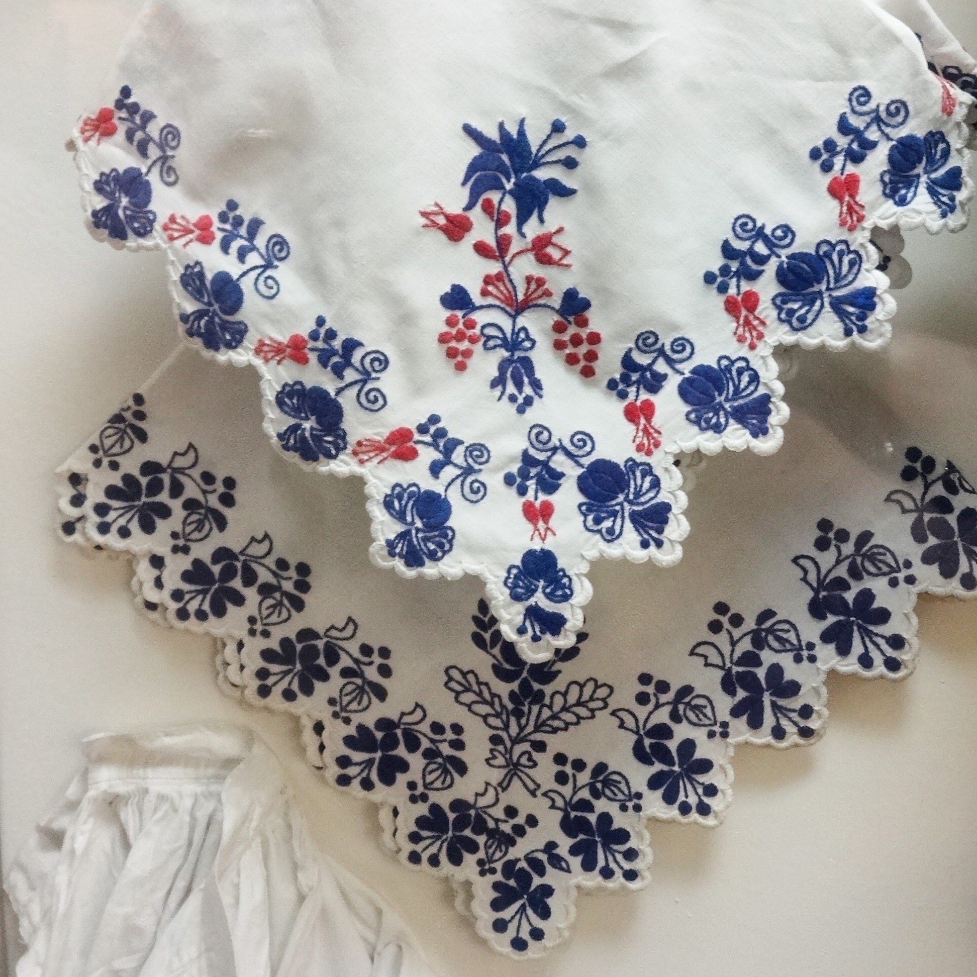 アンティークハンガリー 小花カロチャ刺繍 クローバー透かし刺繍